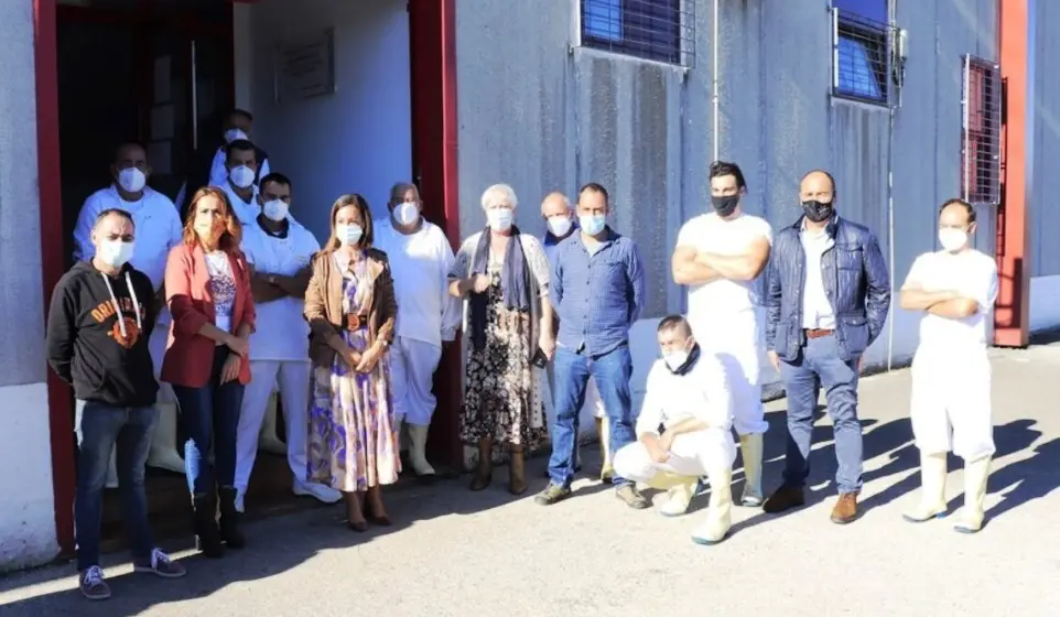 representantes d ela oposición en la puerta del Matadero municipal de Torrelavega.