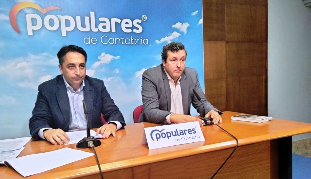 Iñigo Fernández, a la derecha, y Carlos Caramés en la rueda de prensa. R.A.