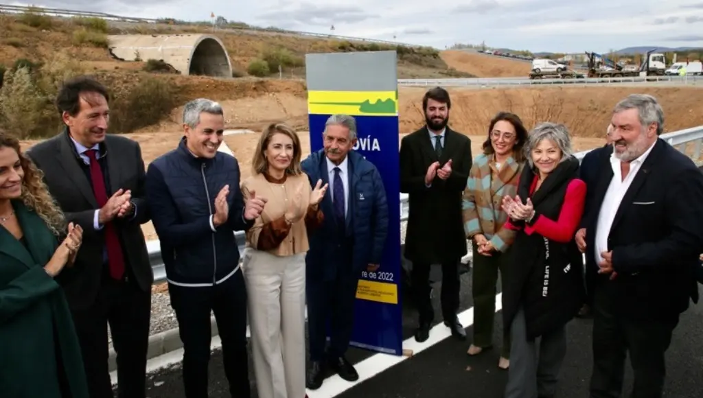 Las auroeidades políticas en la visita al nuevo enlace entre Cantabria y Castilla y León.