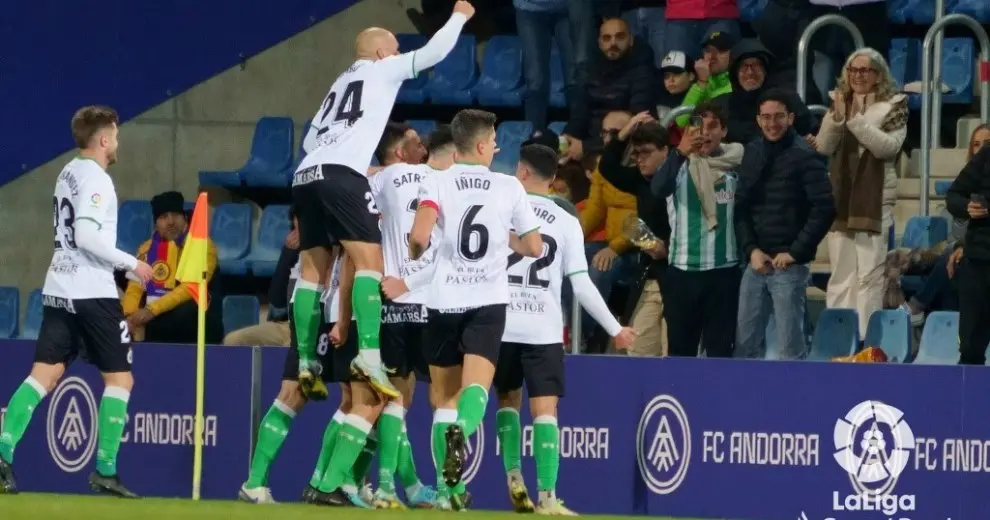 Los jugadores del Racing celebraron el gol.