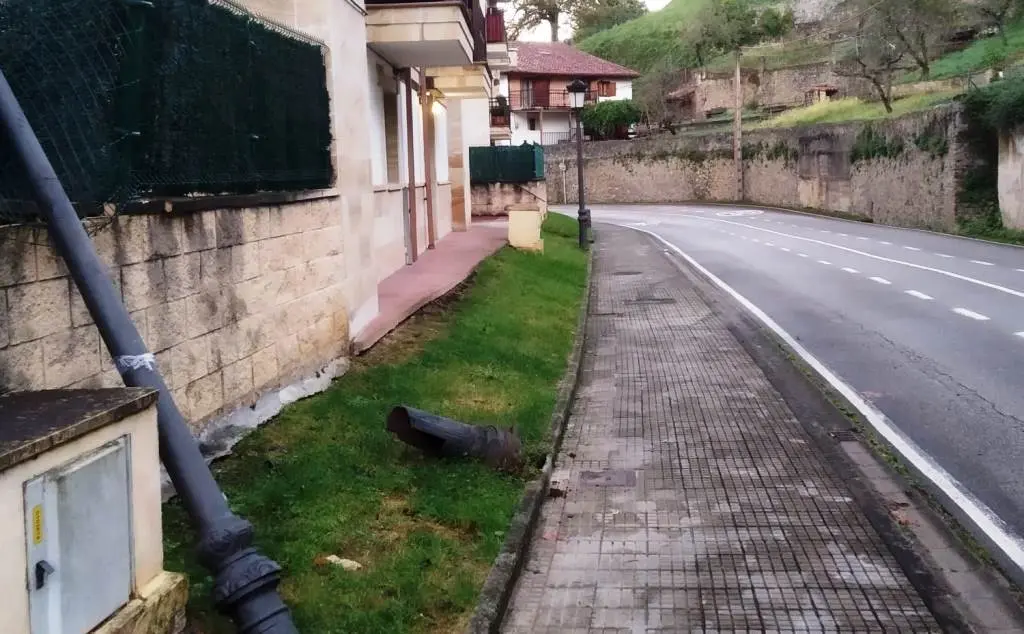 Farola afectada tras el accidente en este tramo de carretera en Limpias.