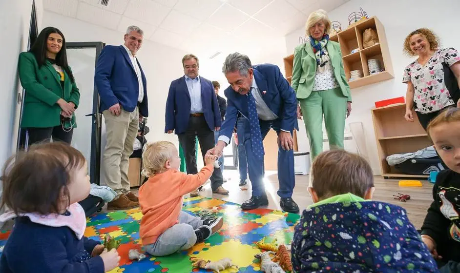 Las autoridades políticas en la inauguración del centro infantil Noja.