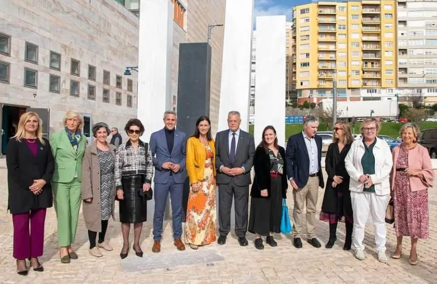 Las autoridades políticas y Paloma O?sea en la inauguración de la escultura.