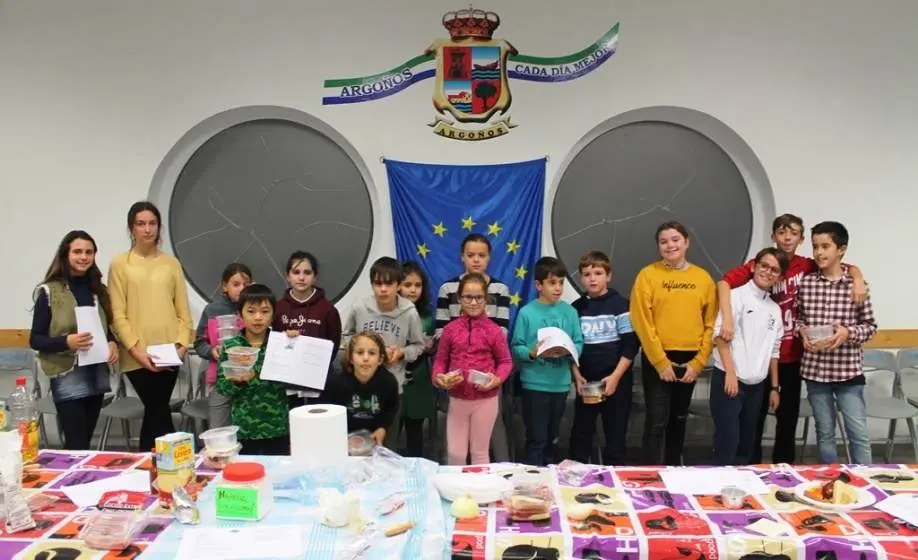 Jóvenes alumnos un un curso de cocina europea en Argoños.