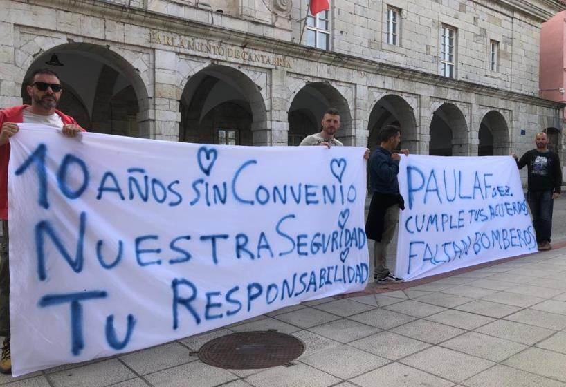 Concentración de representantes del Semca frente al parlamento de Cantabria.