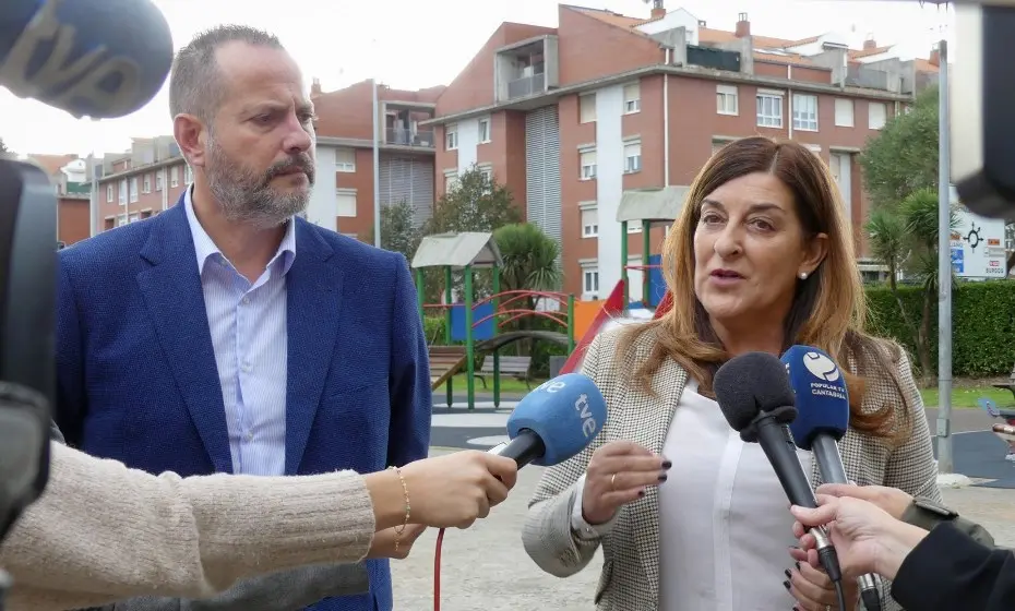 Los políticos del PP se reunieron con los vecinos de Guarnizo afectados por la ocupación.