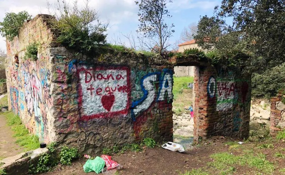 Molino de San Juan, en santa Cruz de Bezana, con pintadas.