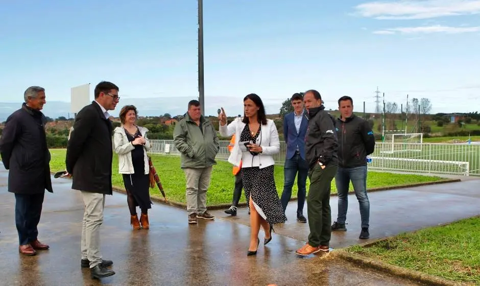 Las autoridades políticas visitaron la zona del futuro campo de fútbol ocho.