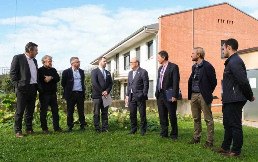 Las autoridades políticas visitaron la vivienda en Novales, en Alfoz de Lloredo.