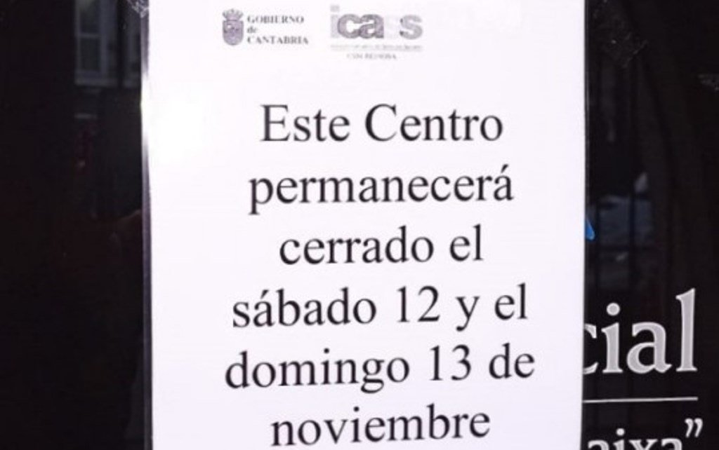 Cartel del cierre del Centro de Mayores de Reinosa.