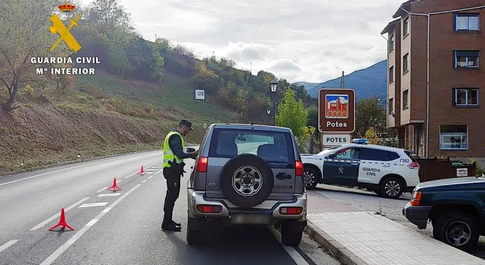 Control en los accesos al municipio de Potes.