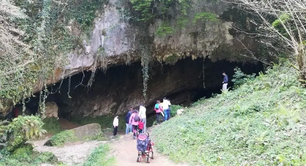 Cueva en la ruta de Rasines. R.A.