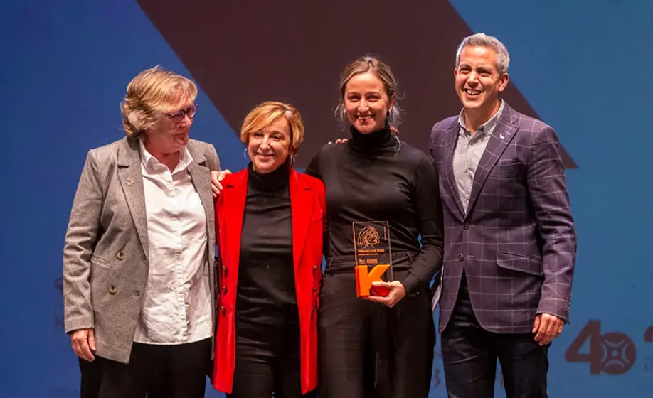 Entrega del premio a la familia de la gestora y productora cultural.