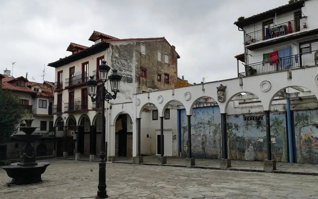 Plaza en el municipio de Laredo. R.A.