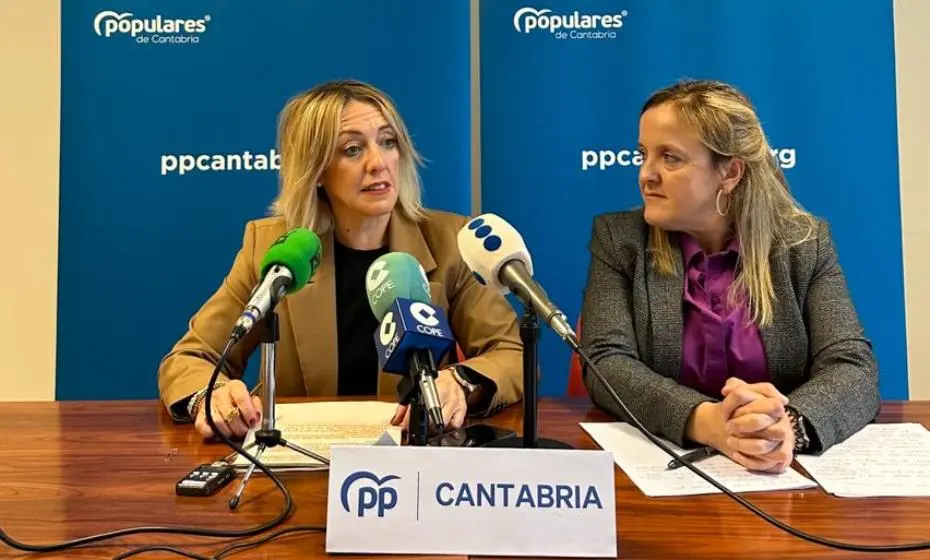 La diputada regional, Isabel Urrutia, a la derecha, y la concejala.