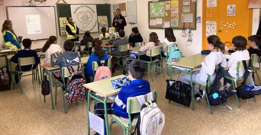 Visita a un colegio de los voluntarios de la Marcha Solidaria.