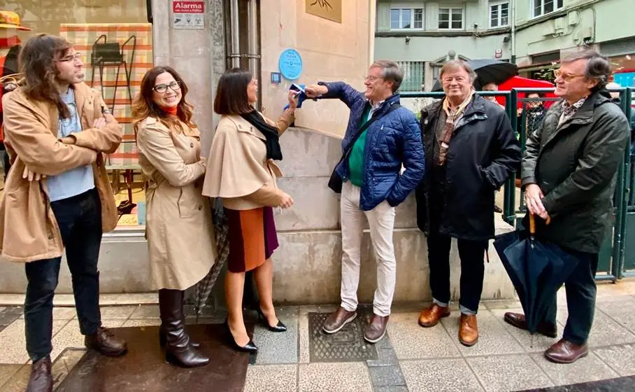 Descubrimiento de la placa en honor a Ángel de la Hoz en Santander.