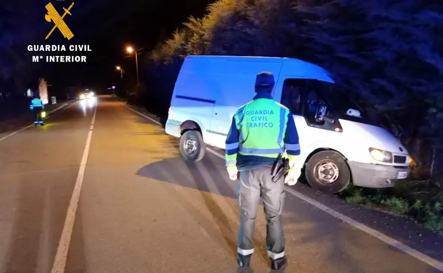 La Guardia Civil con la furgoneta.