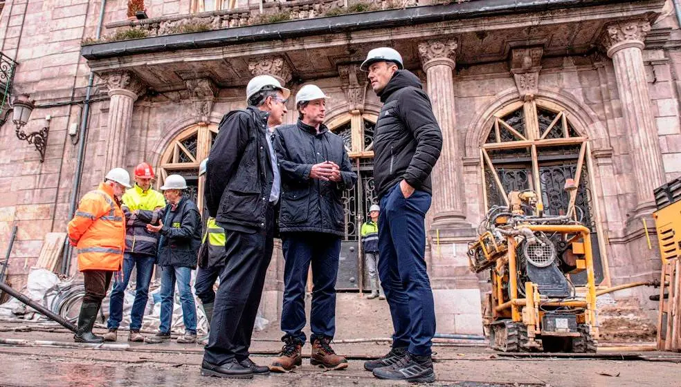 Las autoridades políticas visitaron los trabajos del Palacio Municipal de Torrelavega.