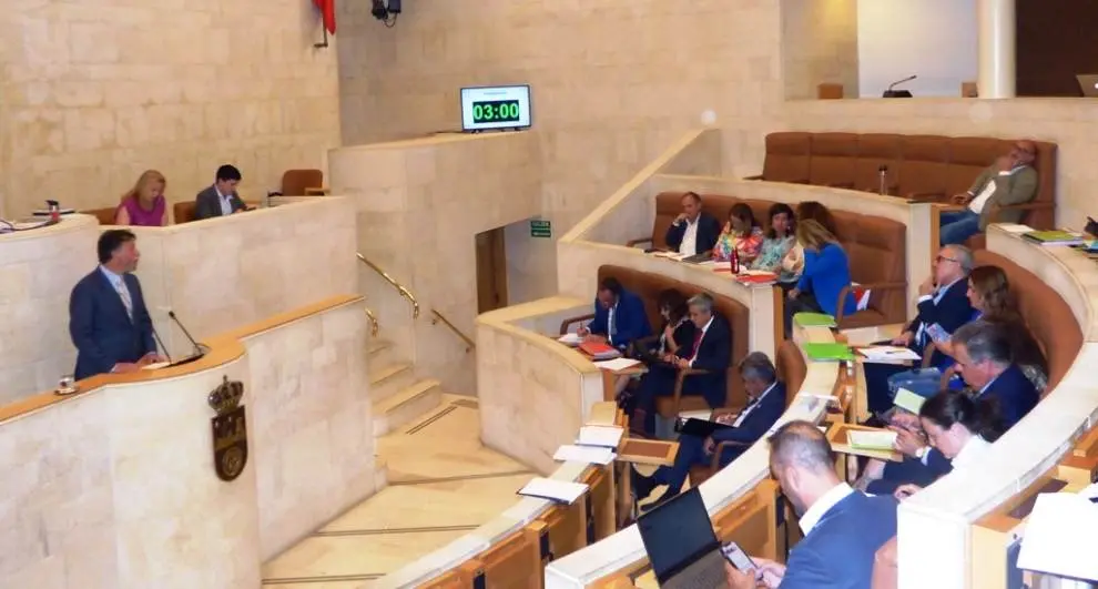 Sesión plenaria en el Parlamento de Cantabria. R.A.