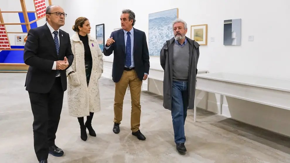 Las autoridades políticas visitaron la sala de exposiciones con la muestra.