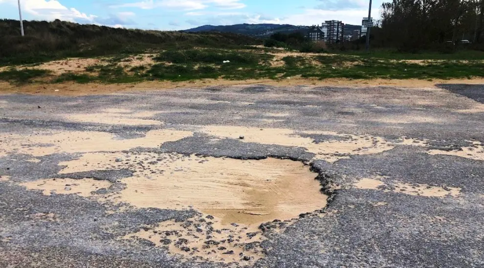 Baches en las carreteras de Laredo.