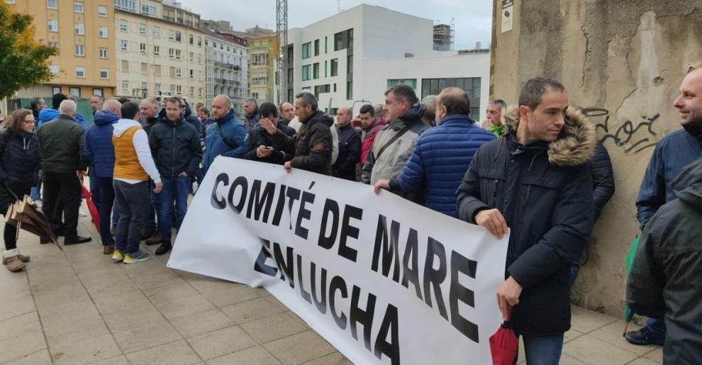 Concentración del Comité de Empresa de MARE frente al parlamento de Cantabria.