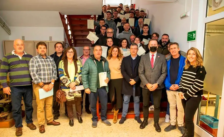 Entrega de los diplomas acreditativos a los 40 profesionales del sector pesquero.