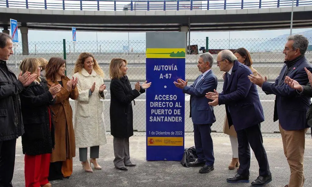 Acto de inauguración con la presencia de las autoridades políticas.