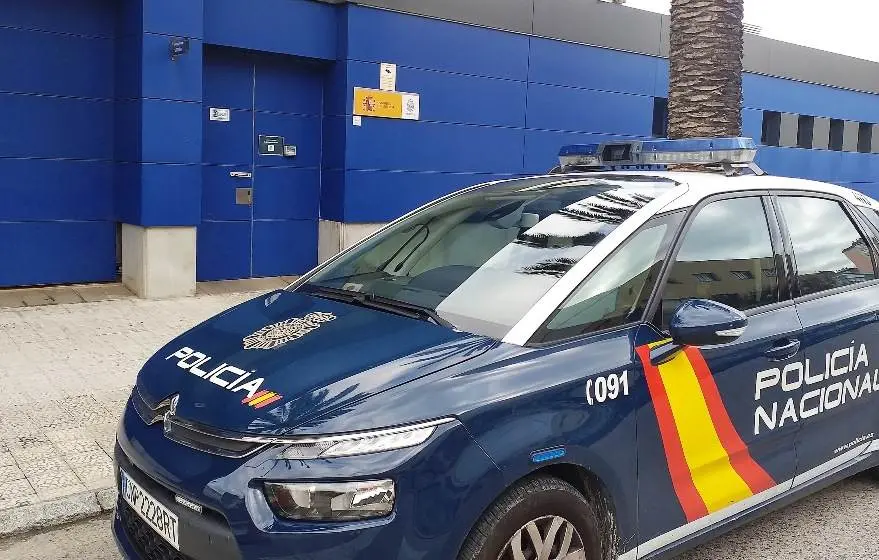 La Policía Local detuvo al presunto ladrón en la calle.