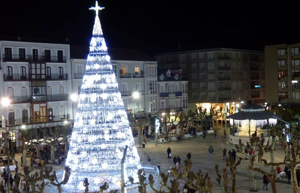 Árbol de Navidad en la Plaza de San Antonio, en Santoña. R.A.