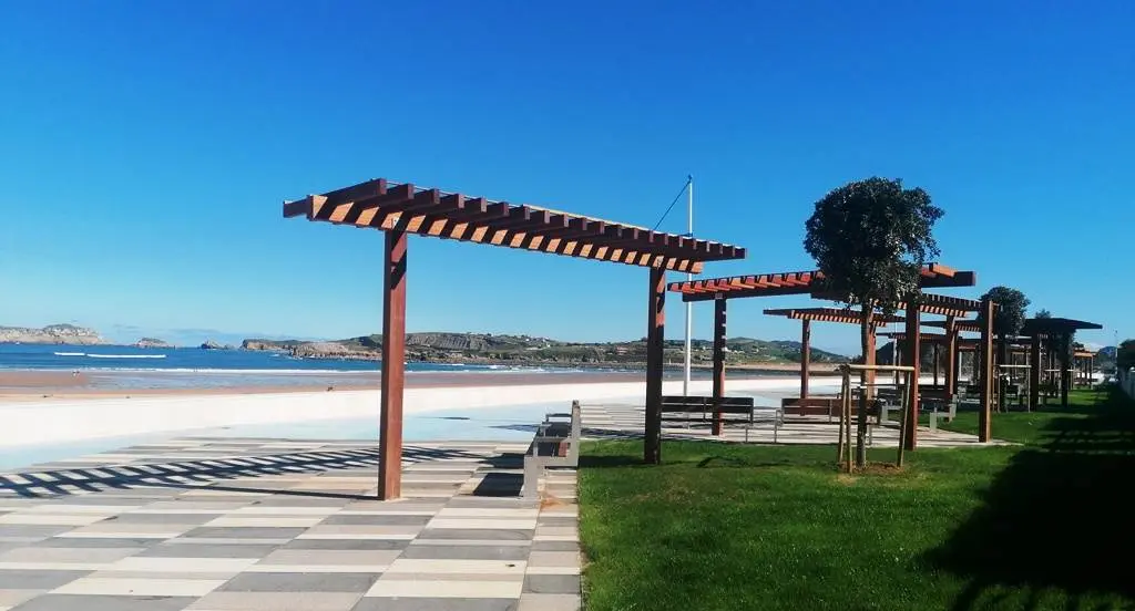 Obras en el paseo marítimo de Suances.