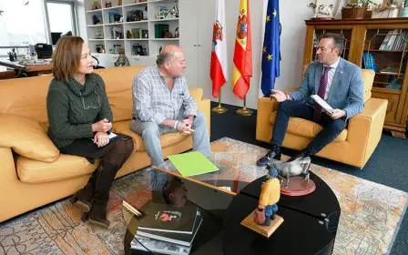 Reunión entre el alcalde de Villacarriedo y el consejero de Desarrollo Rural.