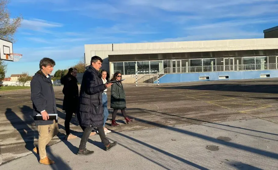 El portavoz del PSOE, Daniel Fernández, visitó el colegio Eloy Villanueva.