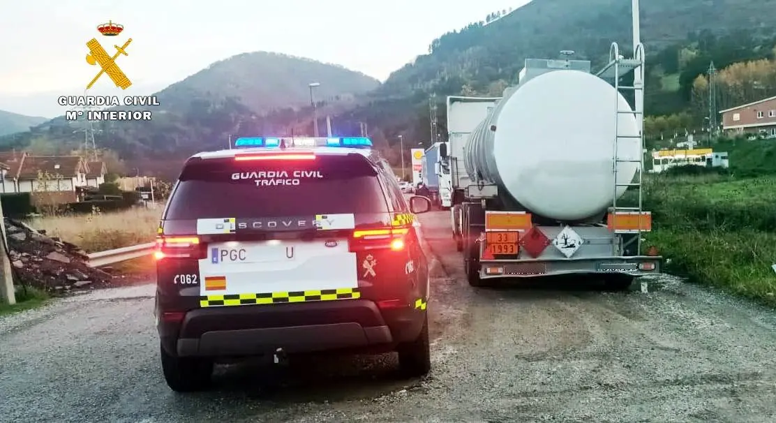 Camión en cuyo interior se incautó marihuana por la Guardia Civil.