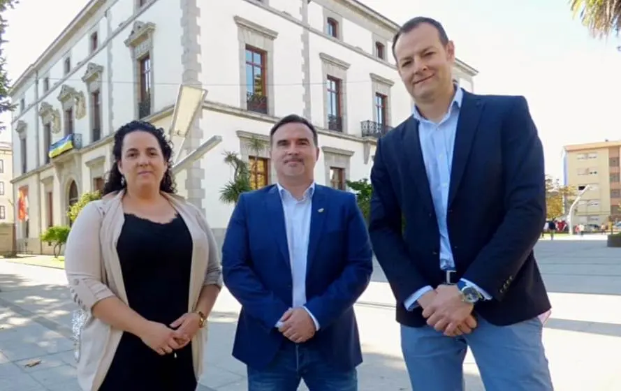 Los tres concejales de Santoñeses con Jesús Gullart en el centro. R.A.