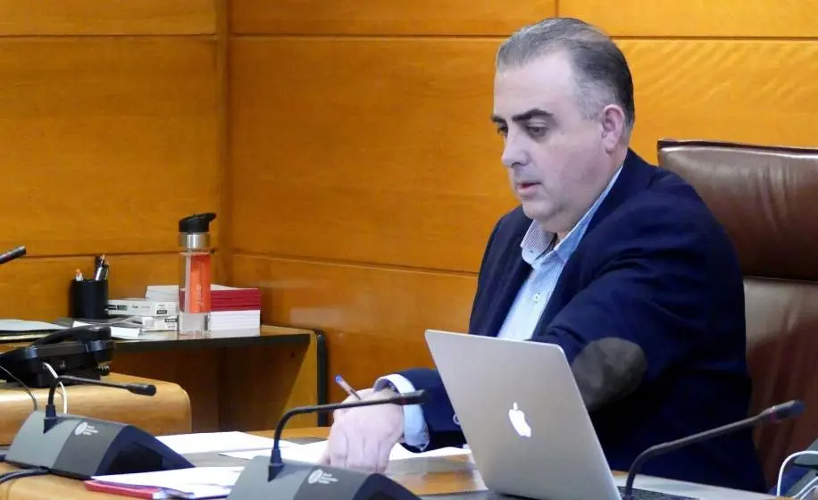 El diputado regional del PP, Roberto Media, se interesó por los despidos de tres trabajadoras.