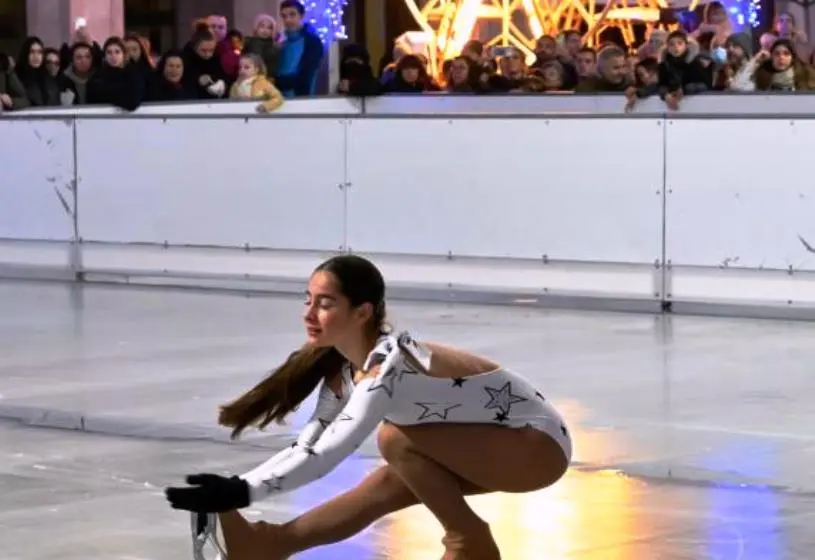 Exhibición de patinaje en la pista de hielo en Santander.