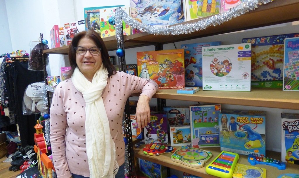 La responsable de La Mar Solidaria en plena campaña de recogida y entrega de juguetes. R.A.