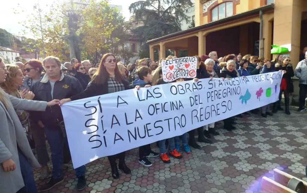 Manifestantes en la concentración en el exterior del Mercado de Abastos, en Laredo.