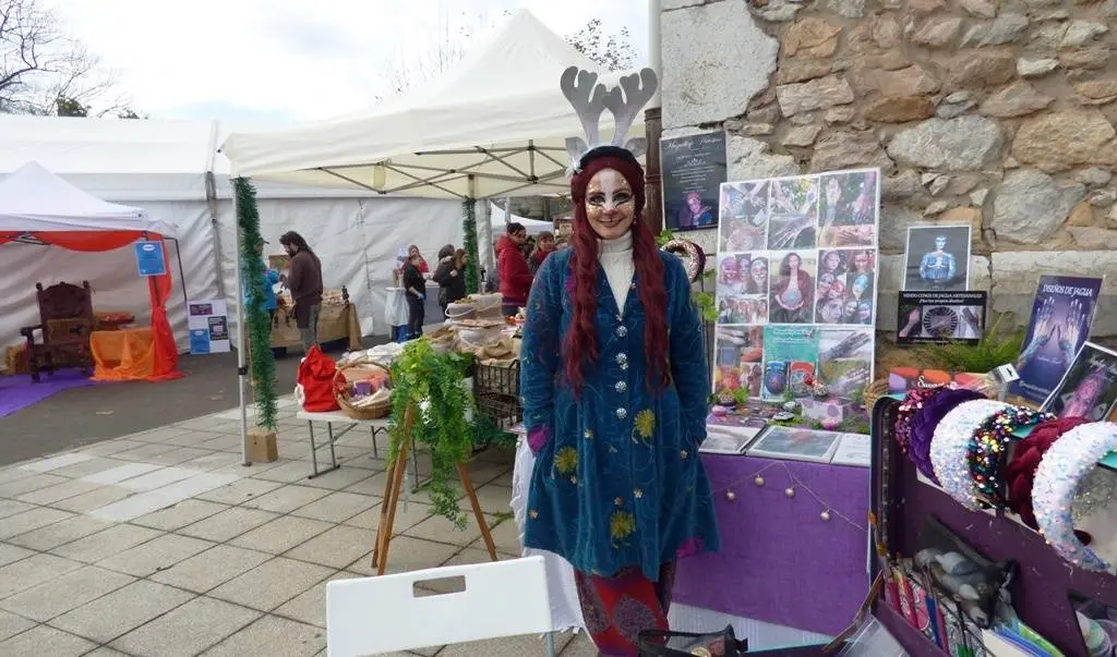 Nadinne Foret con su puesto en el mercado navideño de Hazas de Cesto. R.A.