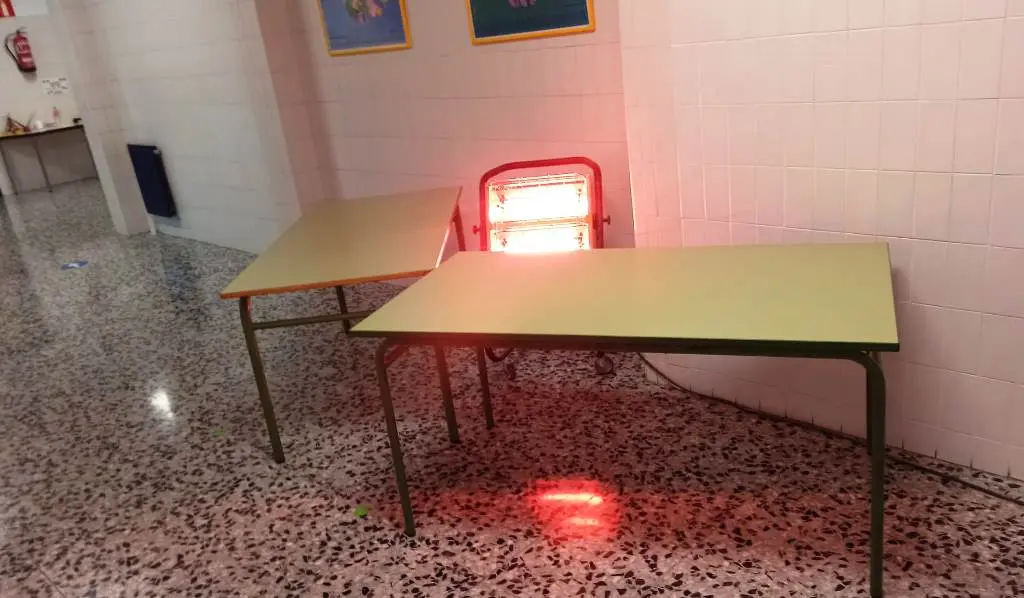 Estufa en el pasillo del colegio Pedro Velarde.