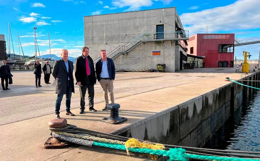 Visita del consejero de Obras Públicas al puerto pesquero de Laredo.