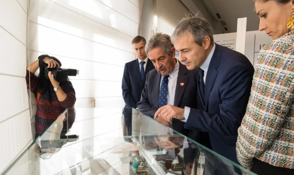 El presidente de Cantabria, Miguel Ángel Revilla,n participa en la inauguración de la exposición ‘El terror a portada. 60 años del terrorismo en España a través de la prensa’. 21 de diciembre de 2022 © Raúl Lucio