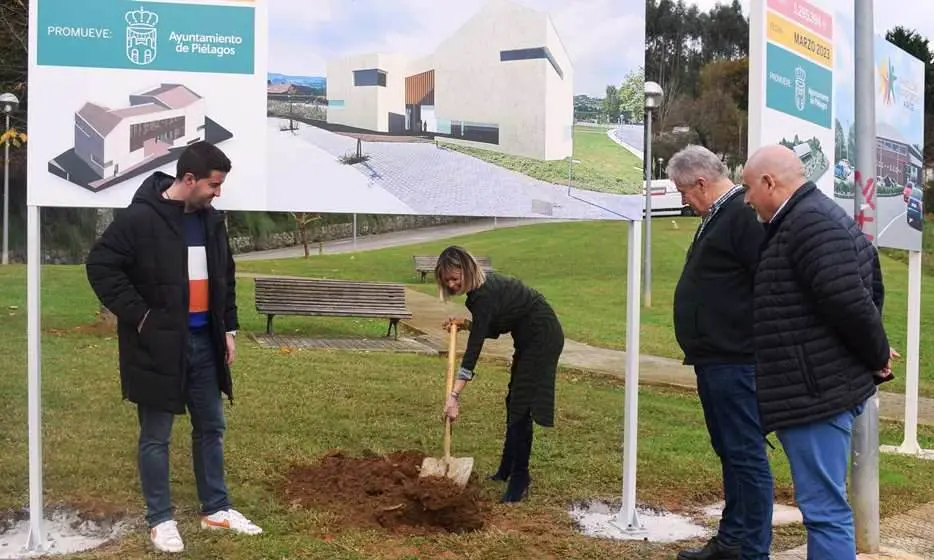 Acto de colocación de la primera piedra del Centro Cultural en Arce, en Piélagos.