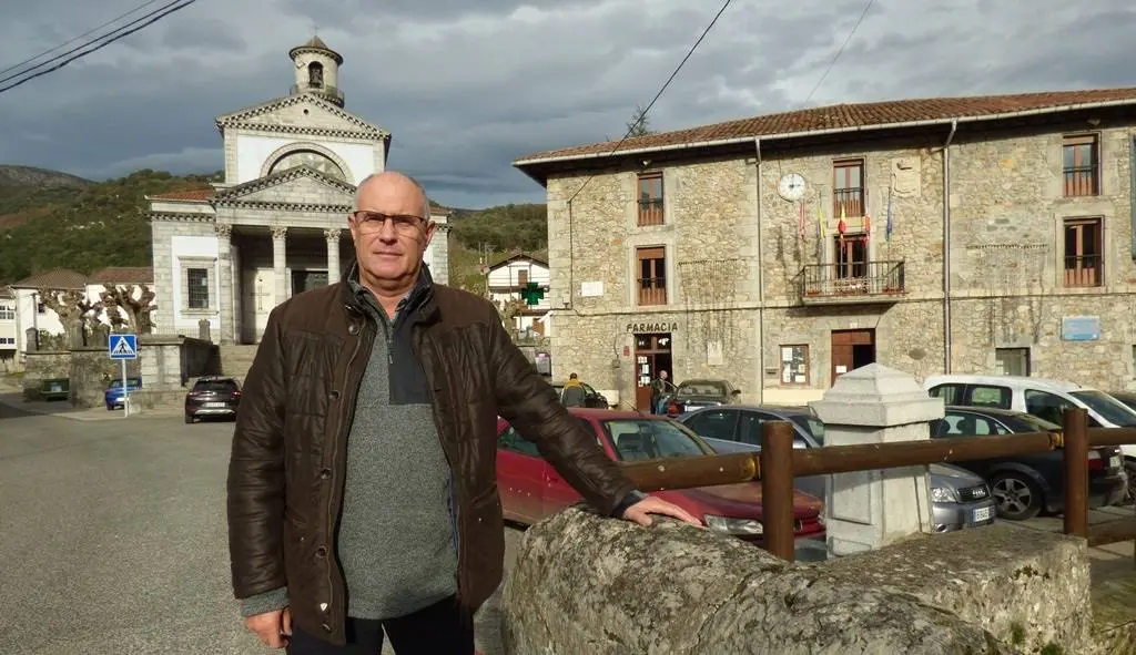 El alcalde de Arredondo, Leoncio Carrascal (PRC), en la zona del Consistorio. R.A.