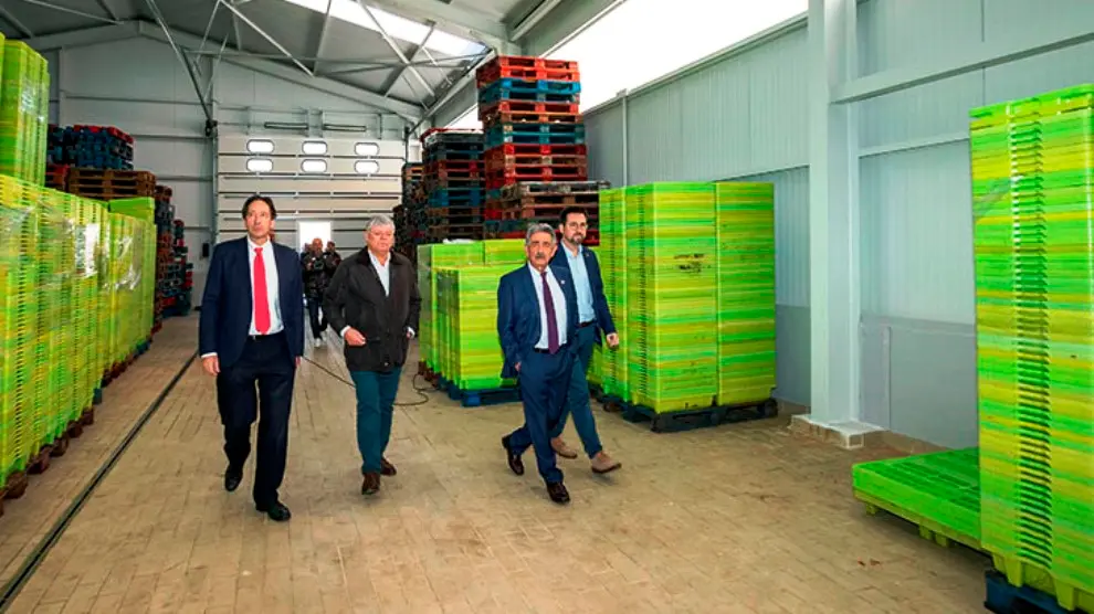 Las autoridades visitan las nuevas instalaciones en el puerto de Colindres.