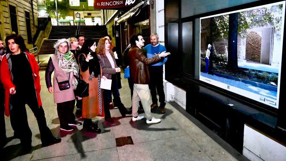 Los artistas y la concejala de Comercio en la inauguración de la muestra.