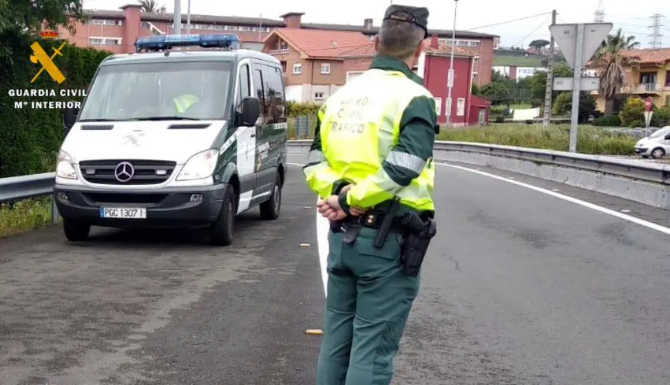 Momento del atestado por los agentes de la Guardia Civil.