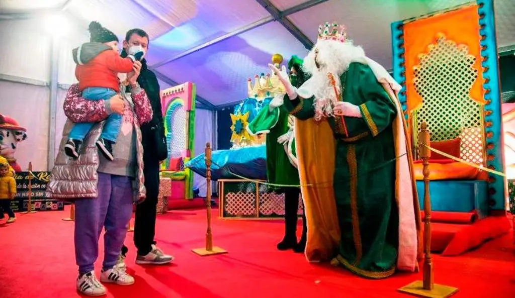 Los Reyes magos reciben a los niños en Camargo.